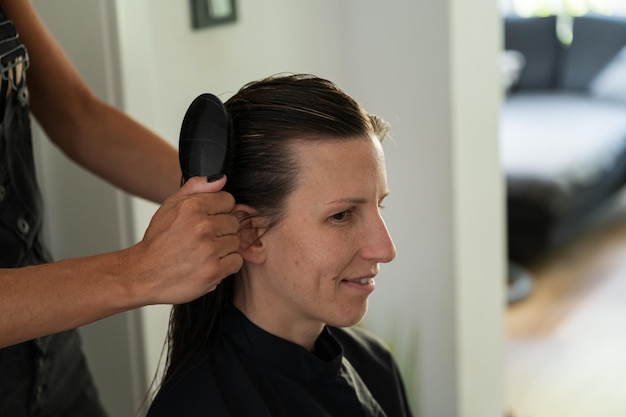 Coiffeur se brosser les cheveux des femmes