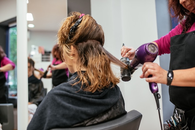 Coiffeur, sécher, cheveux femme