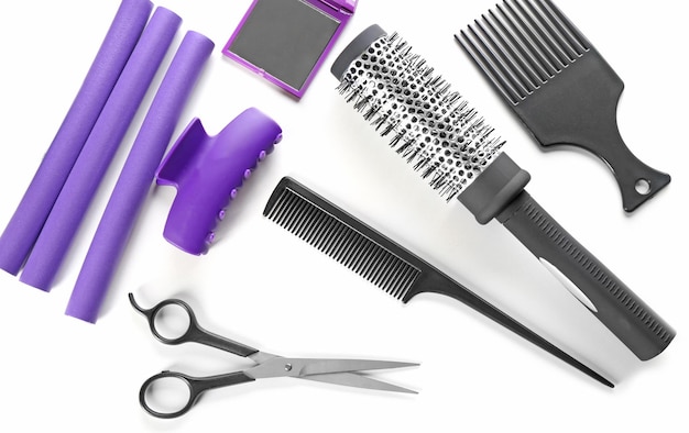 Coiffeur serti d'outils isolés sur blanc