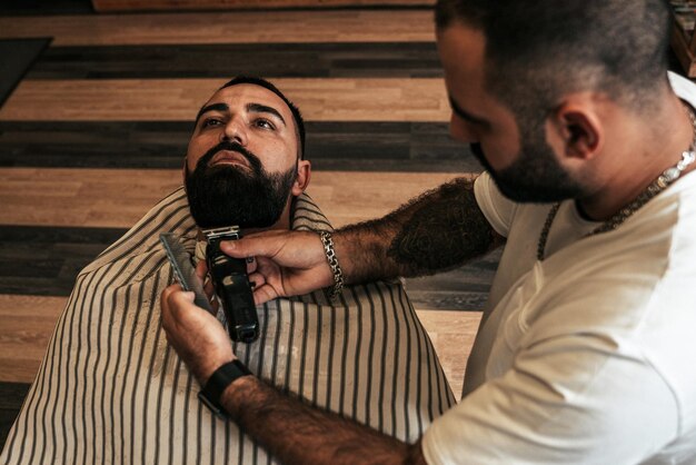 Coiffeur servant un client dans un salon de coiffure