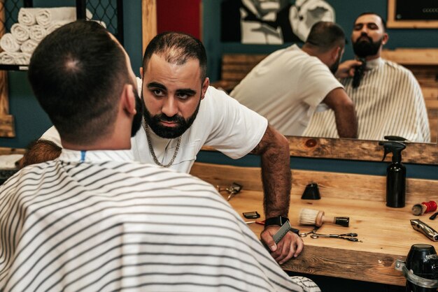 Coiffeur servant un client dans un salon de coiffure