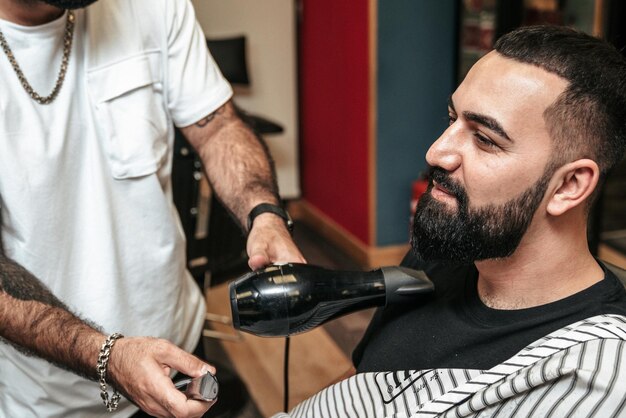 Coiffeur servant un client dans un salon de coiffure