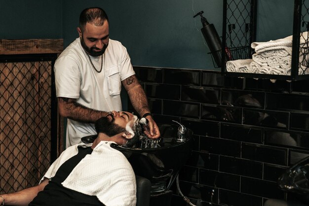 Coiffeur servant un client dans un salon de coiffure