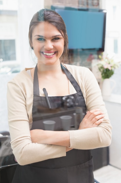 Coiffeur souriant à la caméra