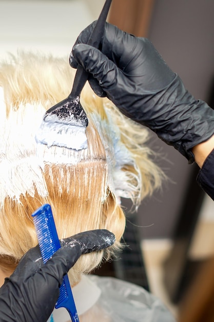 Coiffeur teignant les cheveux de la femme