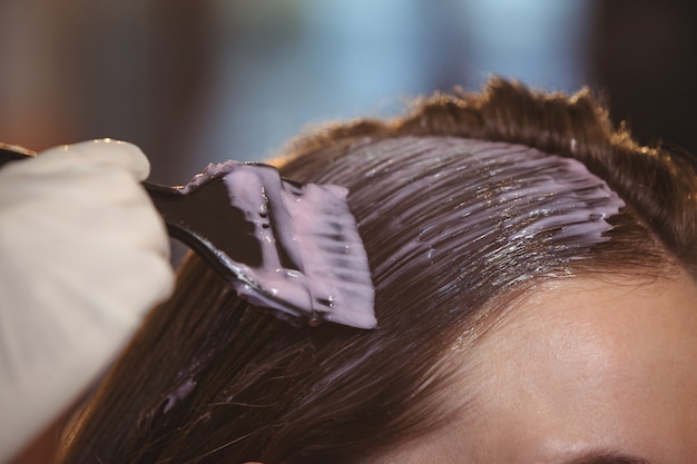 Coiffeur Teignant Les Cheveux De Son Client