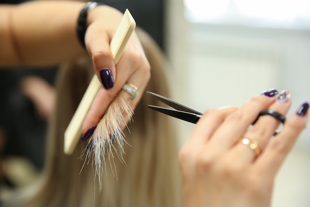 coiffeur tenant un peigne et des ciseaux se bouchent