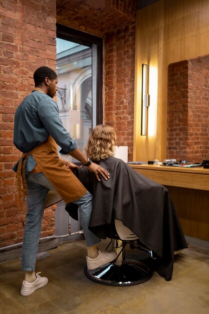 Coiffeur toilettant son client