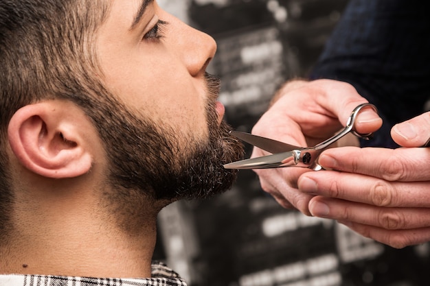 Coiffeur travaillant avec des ciseaux