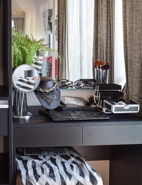 Coiffeuse en bois noir avec accessoires à la maison