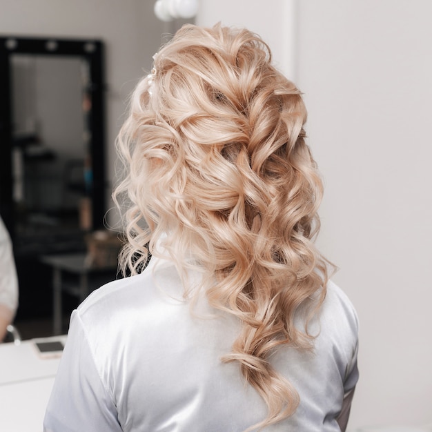 Une Coiffeuse Fait La Coiffure De La Mariée