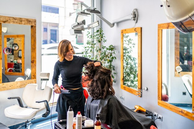 Photo une coiffeuse et une femme dans un salon de beauté.