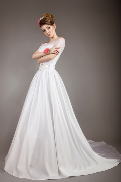 coiffure belle fille blonde en robe de mariée