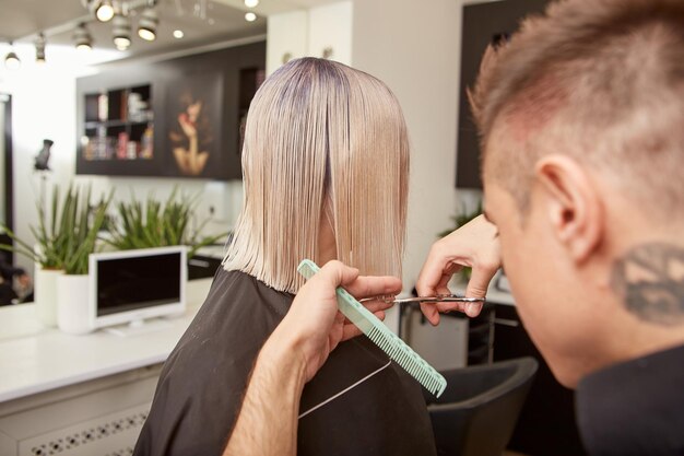 Coiffure femme coupe cheveux blonds dans un salon de beauté