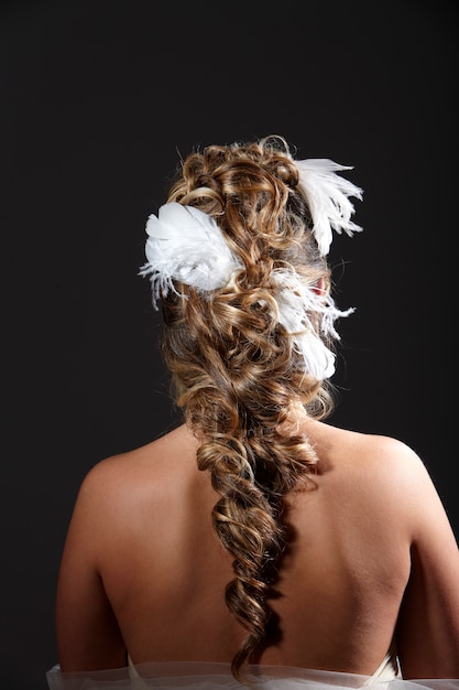 Coiffure femme avec plumes blanches