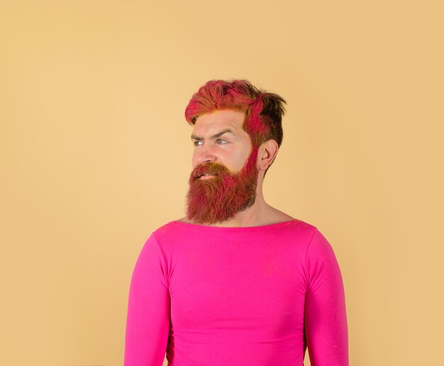 Coiffure homme souriant avec barbe et cheveux teints hipster avec publicité de coiffeur cheveux roses et