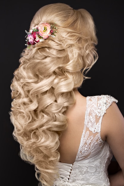 coiffure d'une jeune fille blonde en robe de mariée