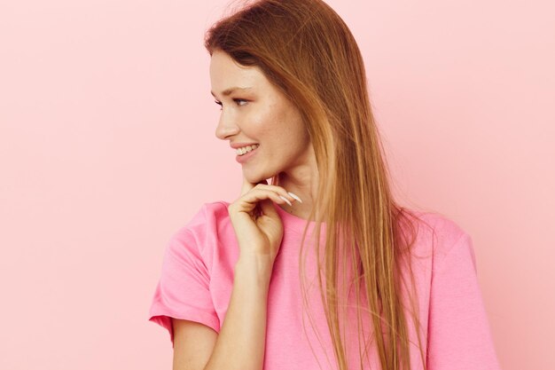 Coiffure longue belle femme en t-shirts roses