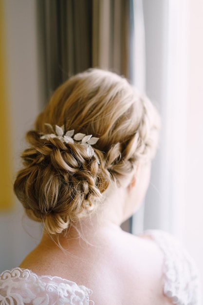 Coiffure de mariage de la mariée sur les cheveux longs en gros plan