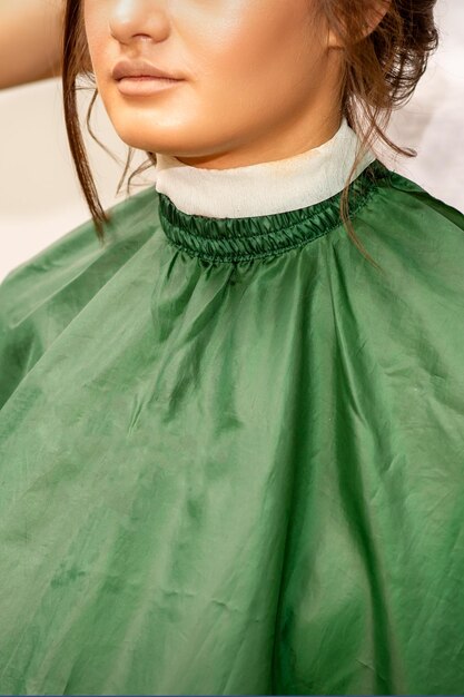 Coiffure mariée Une coiffeuse rend les cheveux coiffants pour la belle jeune femme caucasienne dans un salon de beauté