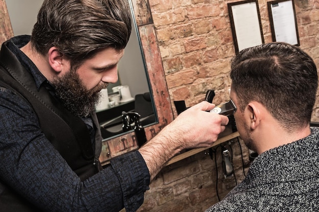 Coiffure pendant le travail avec un client dans le barbier