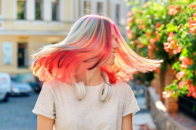 Photo coiffures, coiffures, mode, tendances, coloration. gros plan de cheveux teints de couleur flottante de jeune femme sur la rue ensoleillée de la ville