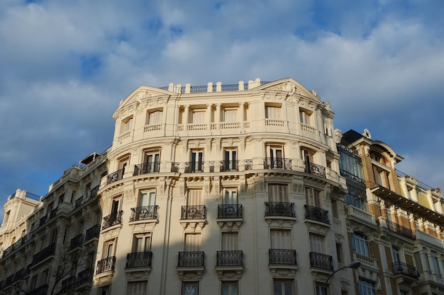 Coin de bâtiments résidentiels chics dans le quartier Chamberi de Madrid Espagne Ensemble de riches maisons classiques dans la rue à proximité du parc du Retiro