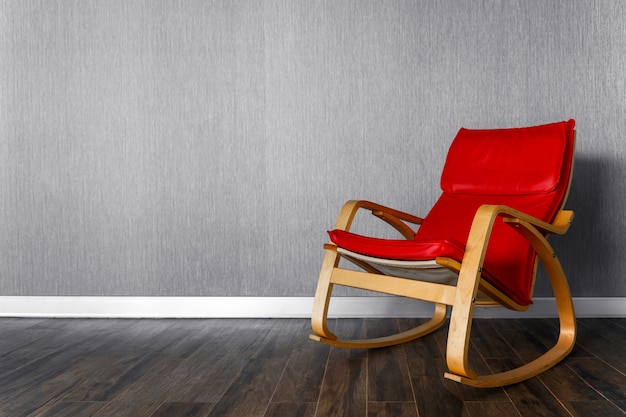 Coin détente chaise rouge dans la chambre