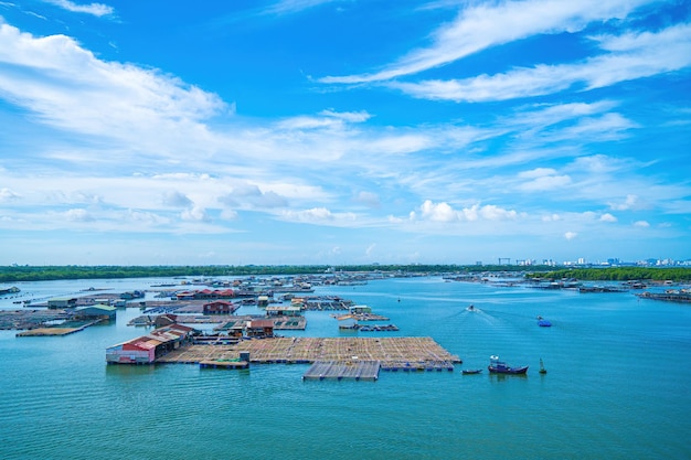 Un coin de la ferme d'alimentation des huîtres village de pêcheurs flottants dans la commune de Long Son province de Ba Ria Vung Tau Vietnam Les gens qui vivent et font de l'industrie du poisson d'alimentation au village flottant