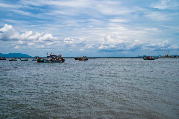 Un coin d'une ferme d'huîtres et d'un village de pêcheurs flottants dans la province de Ba Ria Vung Tau au Vietnam