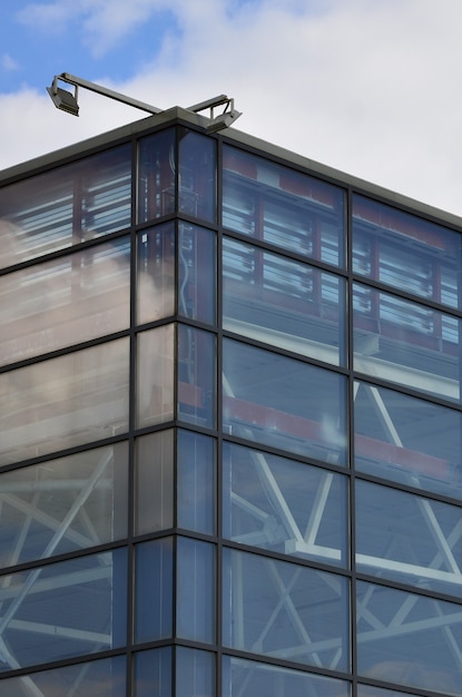 Le coin de l&#39;immeuble de bureaux vitré avec le lampadaire moderne intégré