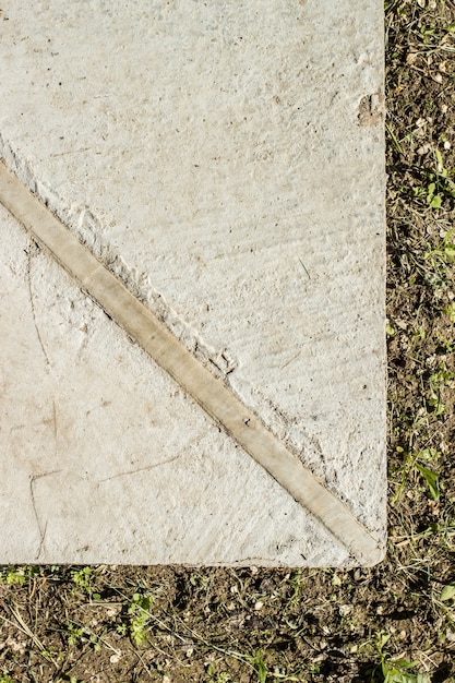 Un coin de joint d'expansion de sous-sol en béton vue rapprochée