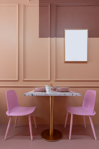 Photo coin repas avec table en terrazzo et chaise bébé rose