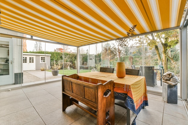 Un coin repas avec une table et une verrière