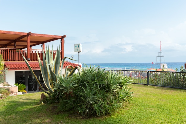 Coin salon, maison en bord de mer avec vue sur la mer