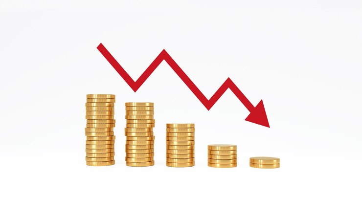 Photo coin stack step down graphique avec flèche rouge sur fond blanc concept de gestion financière et d'investissement d'entreprise