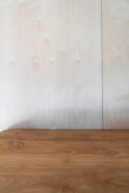 Photo coin de travail vide décoré de dessus en bois avec du bois de bouleau sur le fond situé dans la scène de lumière naturelle / espace copie intérieur de l'appartement