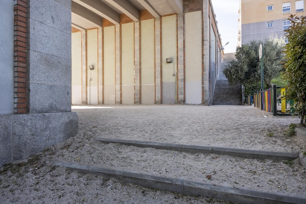 Un coin urbain avec du sable au sol