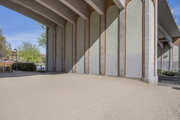 Un coin urbain avec du sable au sol