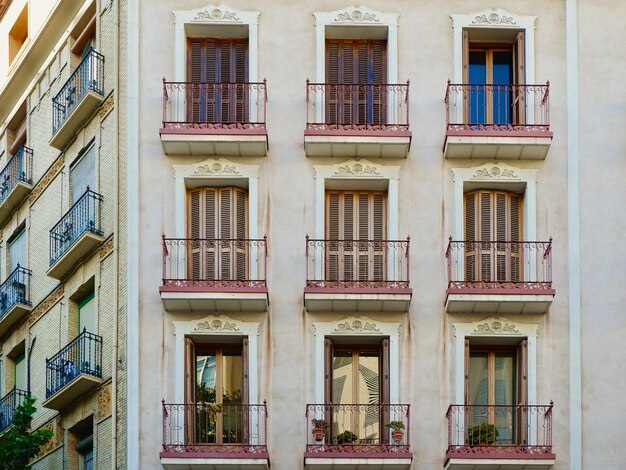 Photo un coin vintage de bâtiments authentiques de couleurs beiges bâtiments historiques à l'ancienne en espagne