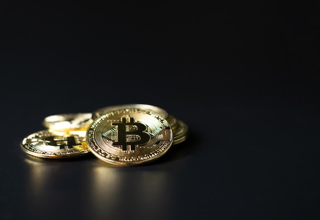 Coins Bitcoin comme Cryptocurrency placé sur un fond noir