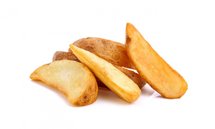Coins de pommes de terre frites isolés