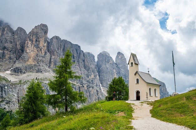 Sur le col de Gardena, il y a cette petite église blanche face au groupe Sella au cœur des Dolomites