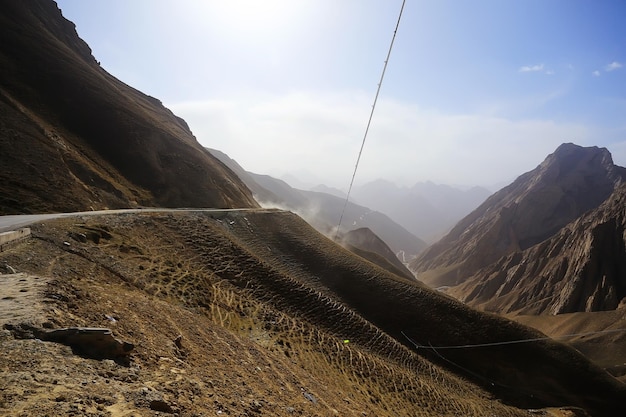 col de haute montagne dans le paysage de montagne du Tibet