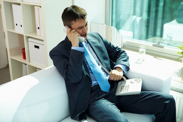 col personne contemporain bureau agressif