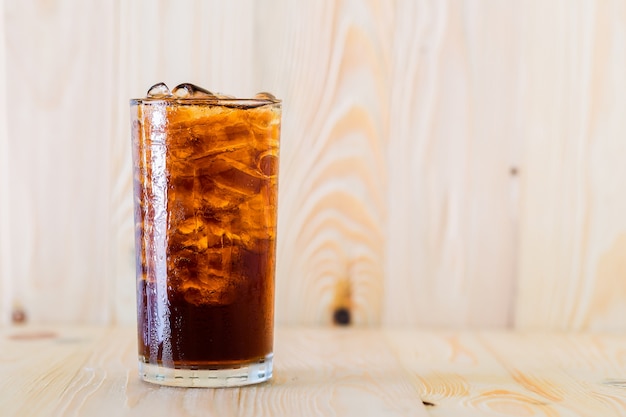 Photo cola froid dans un verre