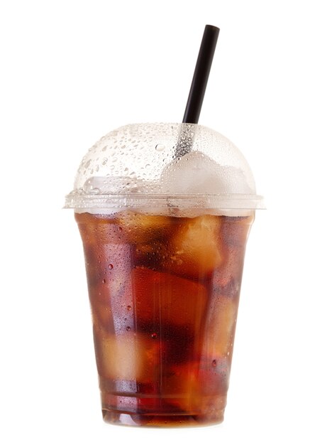 Cola froid avec de la glace et de la paille dans une tasse en plastique à emporter isolé sur fond blanc