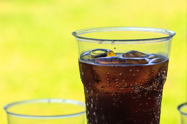 Photo cola avec de la glace dans une tasse