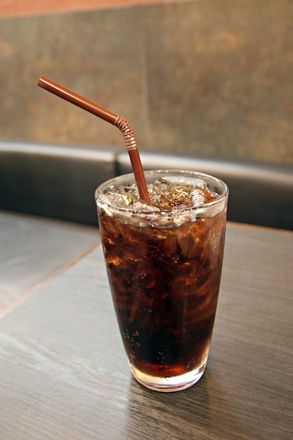 Cola et glace dans un verre de boisson.