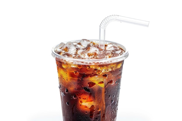 Cola avec de la glace et de la paille dans une tasse à emporter sur fond blanc